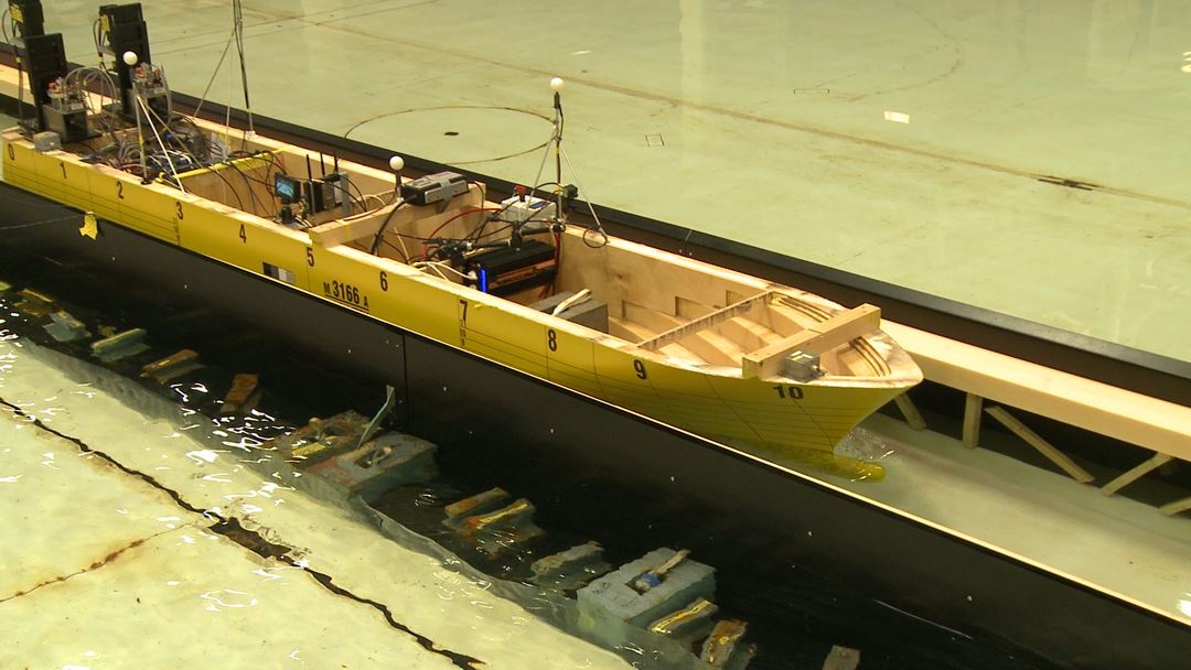 Bilde av båtmodell i havlaboratoriet