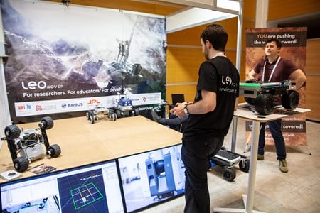 En som prøver ut ny teknologi med konsoll