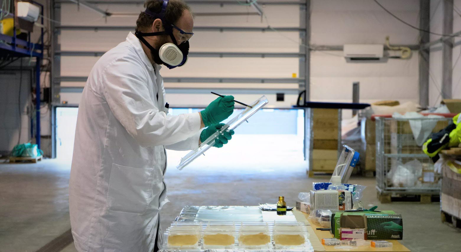 Oljen ble skylt i i bakker med sjøvann, for å fjerne overskuddsoljen. På den måten unngår man utslipp fra prøvene i sjøen. Foto: Senter for oljevern og marint miljø