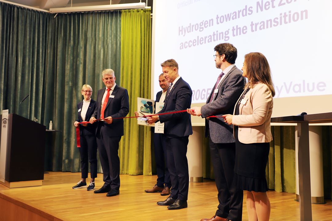 Norwegian Minister for Petroleum and Energy Terje Aasland cuts the ribbon for HYDROGENi and HyValue. Anne Borg, NTNU, Nils Røkke, HYDROGENi/SINTEF, Rune Volla, The Research Council of Norway, Minister of Petroleum and Energy, Terje Aasland, Fionn Iversen, HyValue/NORCE and Pinar Heggernes, UiB.