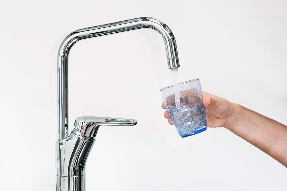 tappearmatur og vannglass