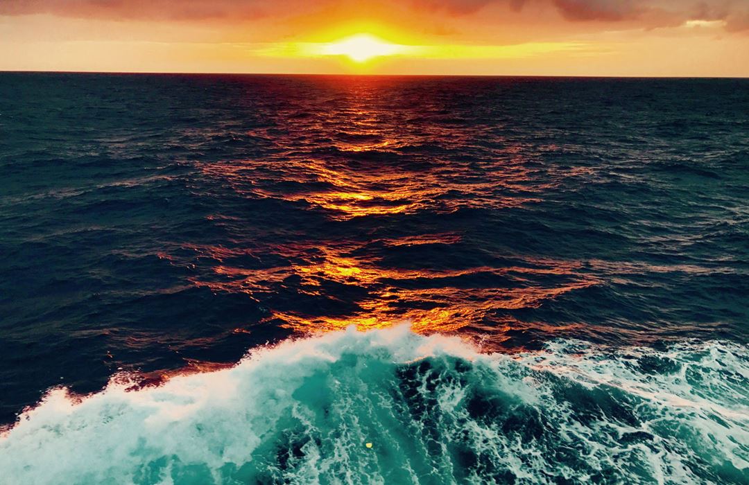 soloppgang på havet