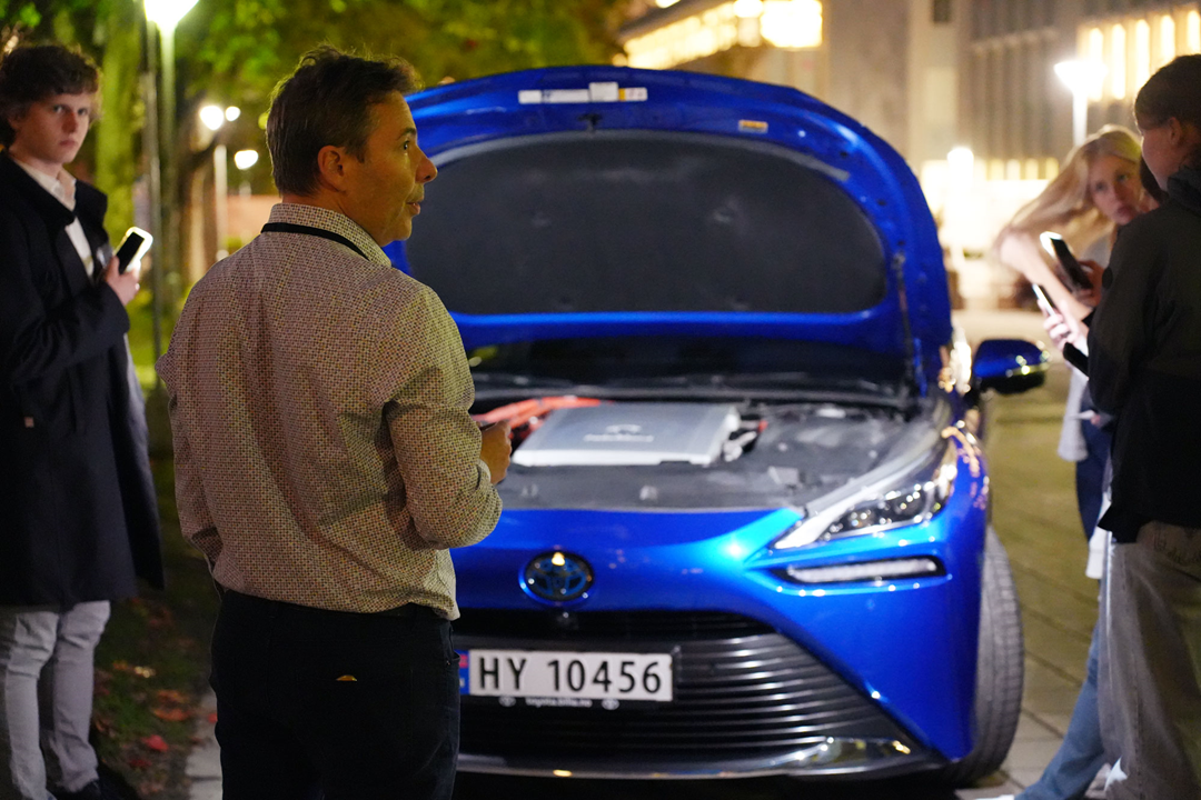 Steffen M&oslash;ller-Holst shows his hydrogen-powered car to students