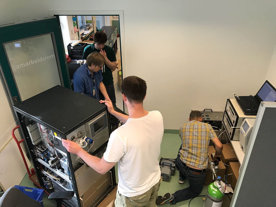 Forskere som forbereder feltmåling av luftkvalitet ved Fernanda Nissen skole i Oslo.