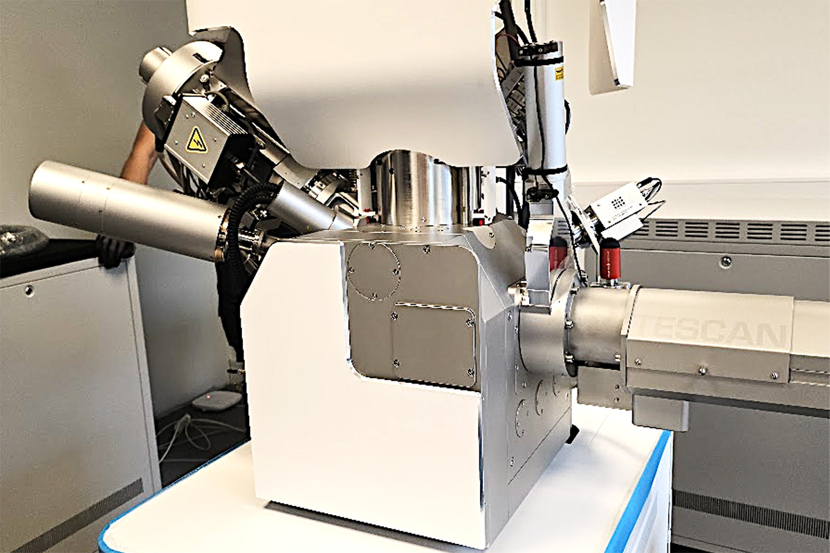 Fokusert ionestråle - sveipeelektronmikroskopi (FIB-SEM)