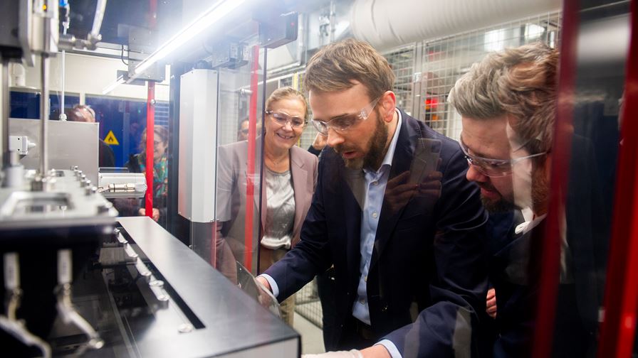 – Denne laben vil skape et ledende økosystem for utvikling av batteriteknologi
