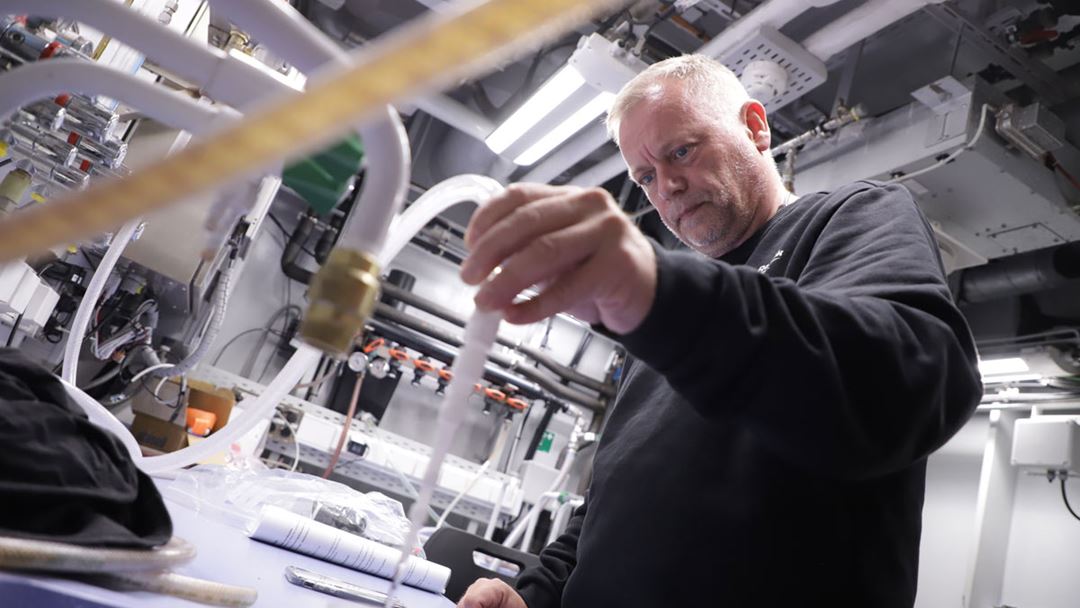 For et prosjekt ledet av SINTEF jobber Bjørn Runar Olsen (UiT) i en liten lab helt nederst i skipet, på dekk 1. Her kommer det inn sjøvann vi skipets rørsystem, som man kan ta prøver fra. Men det er viktig for eksperimentet å måle strømningshastigheten.