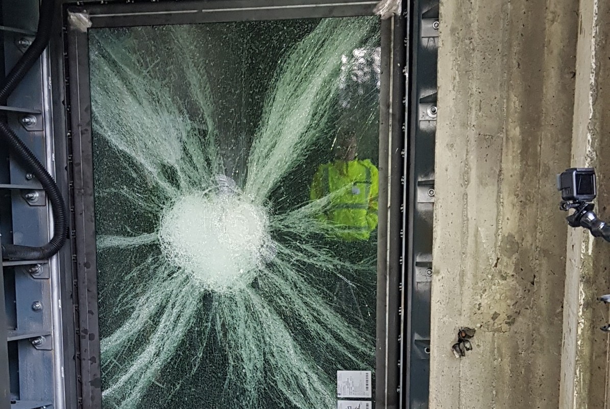 Vindu som er skutt på i SINTEFs laboratorium