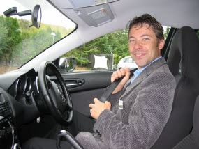 Steffen Møller Hols i SINTEF i en andregenerasjons hydrogenbil, denne er utstyrt med en forbrenningsmotor.