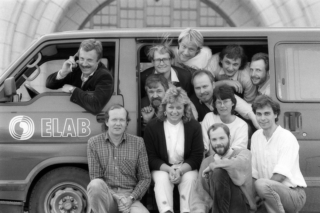 Sort-hvitt bilde av forskere som tyter ut fra en varebil fra ELAB