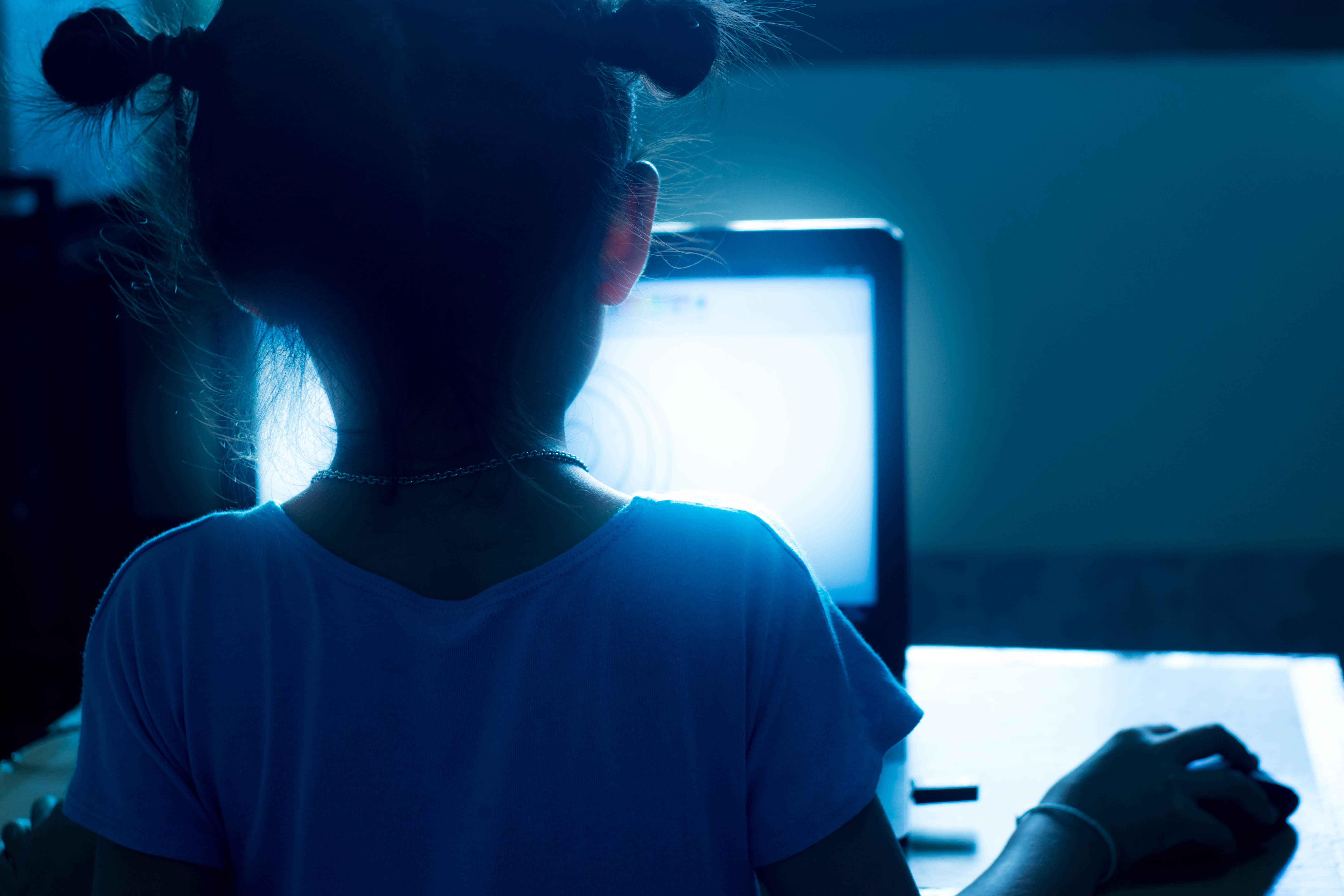 Et barn som sitter foran en skjerm