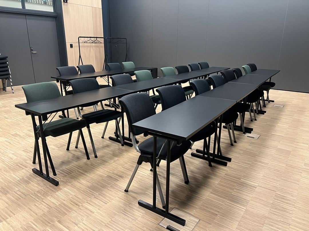 Stolene i konferansearelaet har ulike farger