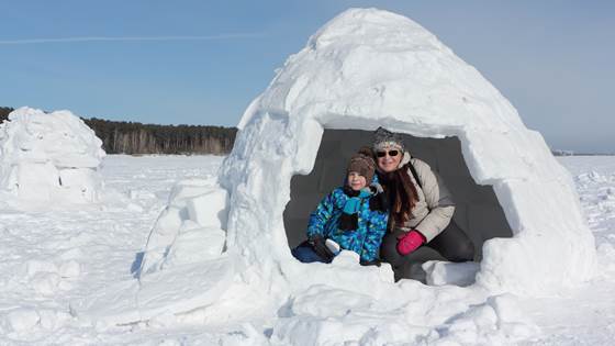 Bygg en midlertidig bolig av snø