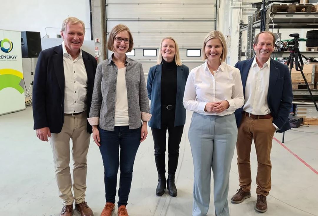 Fra venstre: Erik Ianssen, eier av Selfa Arctic AS og daglig leder i Hymatech AS, Næringsminister Iselin Nybø, forsker Eirill Bachmann Mehammer ved SINTEF Energi, Kunnskaps- og integreringsminister Guri Melby og Olav Rygvold, Styreleder i Renergy.