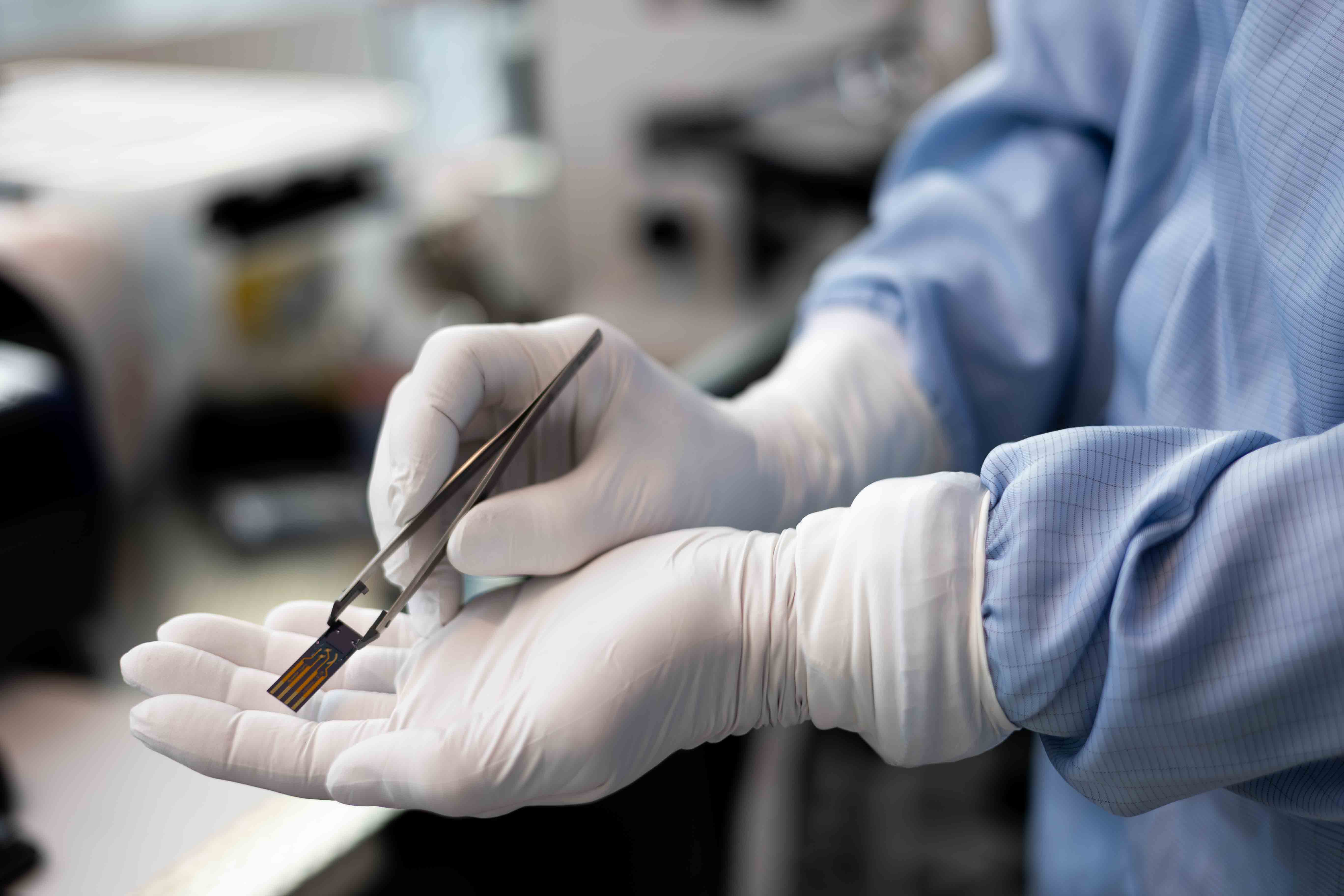 En biomems-brikke. I de to svarte hullene til høyre skal det komme veske gjennom, som måles i det bittelille prøvekammeret før det går ut igjen. Dette prinsippet brukes i mange sammenhenger innenfor  medisin og biologi. SINTEF MiNaLab har mange slike eksempler som kalles "Lab on a chip". Akkurat denne brikken er fra prosjektet COASTAL, som har som mål å minske den negative konsekvensen av skadelig algeoppblomstring i havet og bidra til rent vann og god helse, samt en mer bærekraftig akvakultur. 