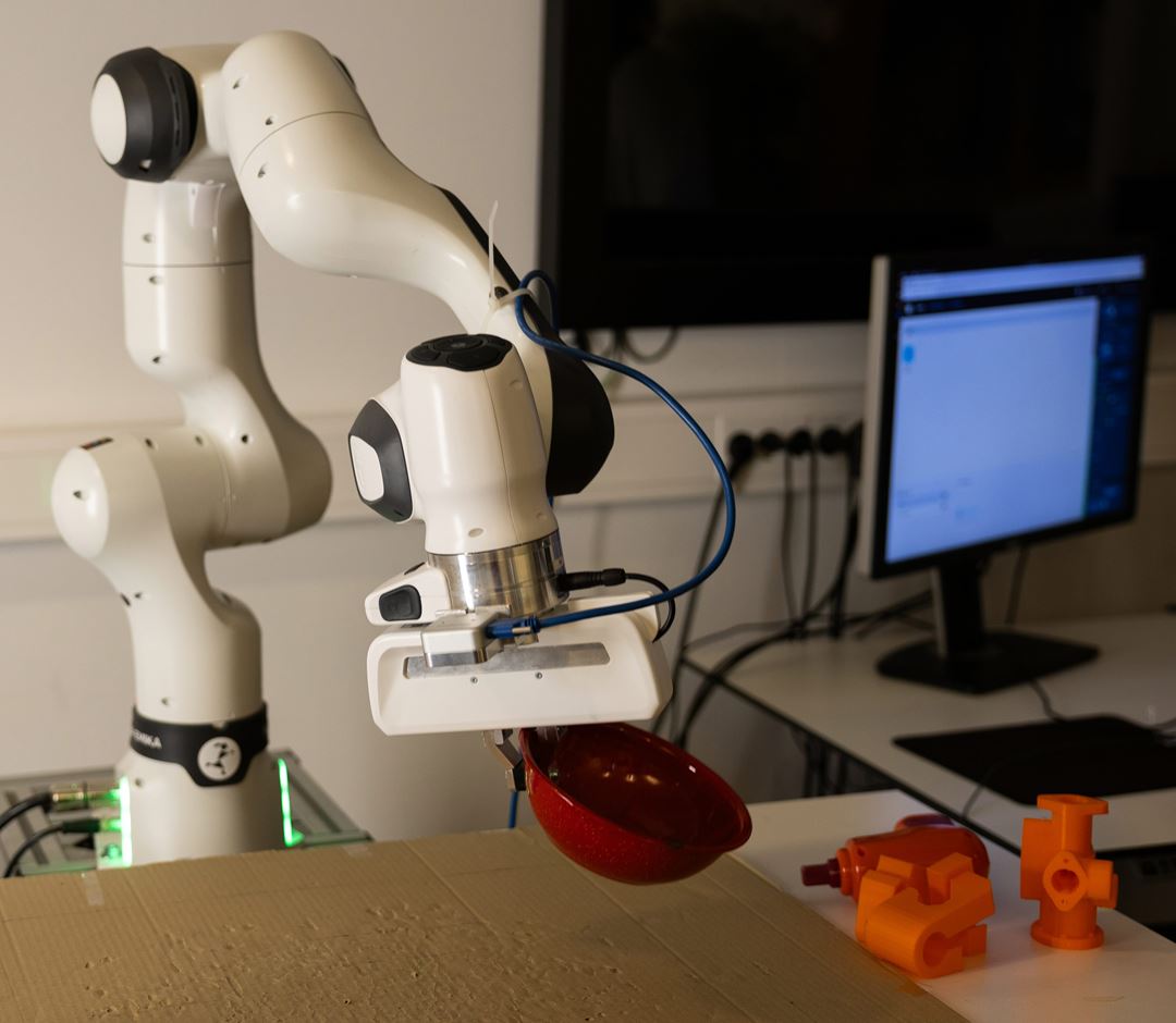 Bilde av robot som holder en skål