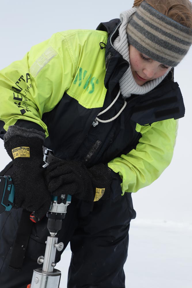 I dag har vi også hatt toktets første isstasjon. Denne rekker vi ikke å si så mye om nå, men vi kan fortelle om den i morgen. På bildet ser vi Renée Mie Fredensborg Hansen (NTNU/DTU) som tar en iskjerneprøve.