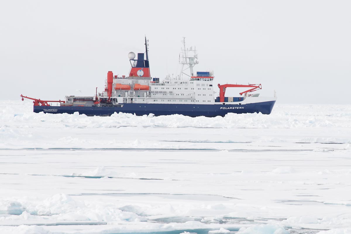 Tysk forskningsskip Polarstern har vært i nærheten av Kronprins Haakon siden torsdag.