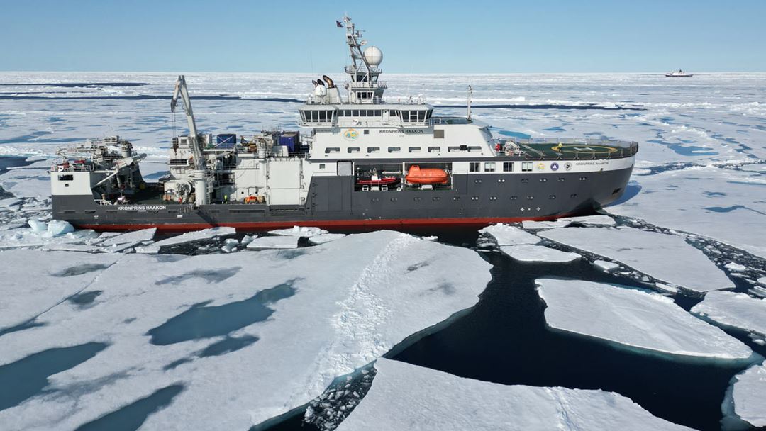 FF Kronprins Haakon i forgrunn, med Polarstern i bakgrunnen (til høyre). Her er det litt åpent vann, men man trenger ikke å bevege seg veldig mye før man treffer tung is som er vanskelig å komme seg gjennom.