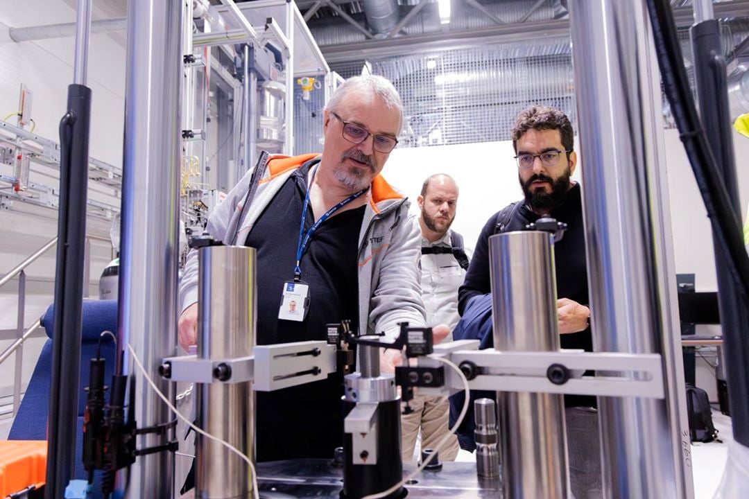 Asle Olav Hellesvik (SINTEF) shows the visitors one of the laboratory’s two hollow specimen testing rigs.