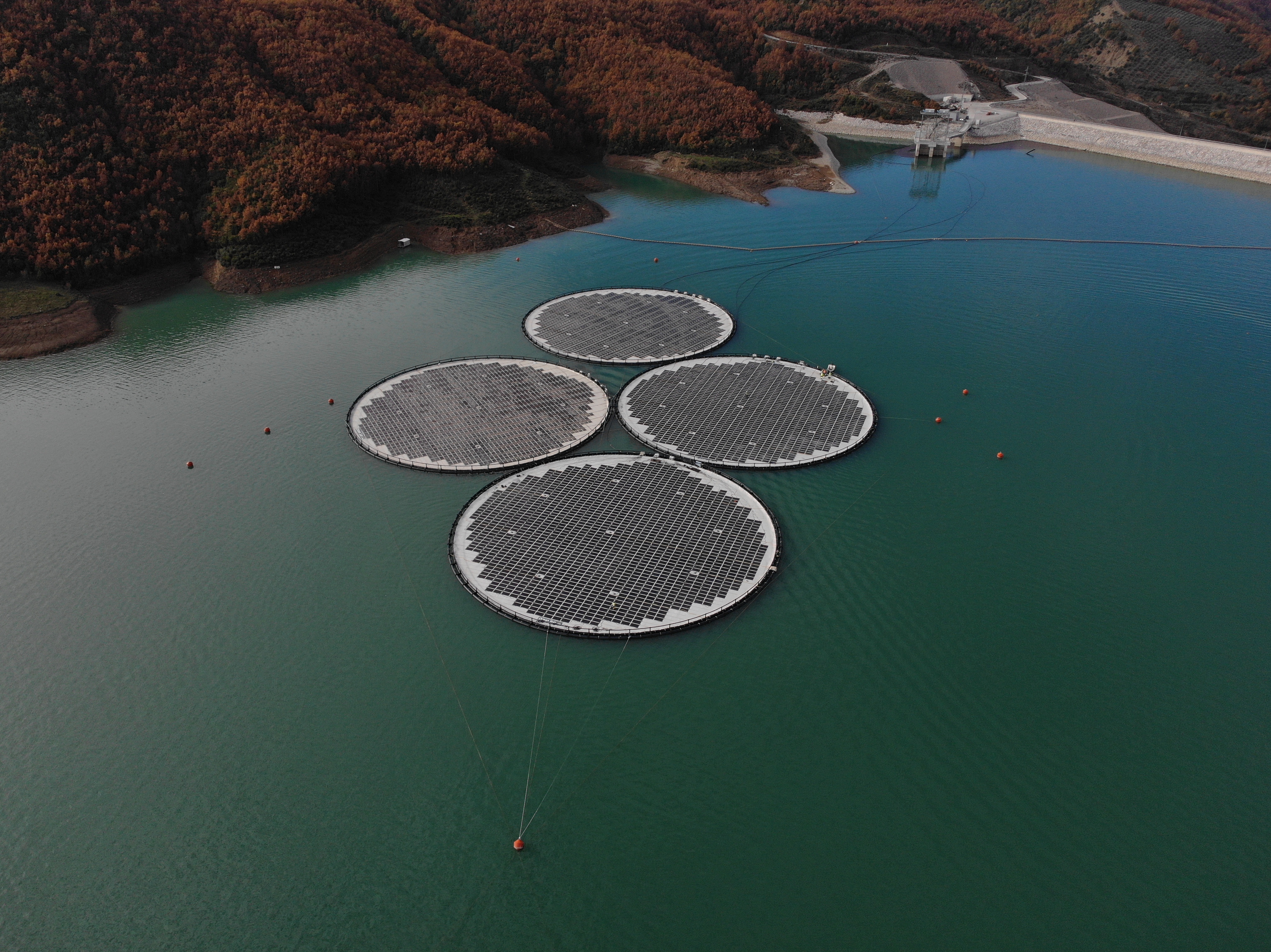 Grønn Plattform HydroSun – hybride kraftverk av flytende sol på vannkraftmagasiner