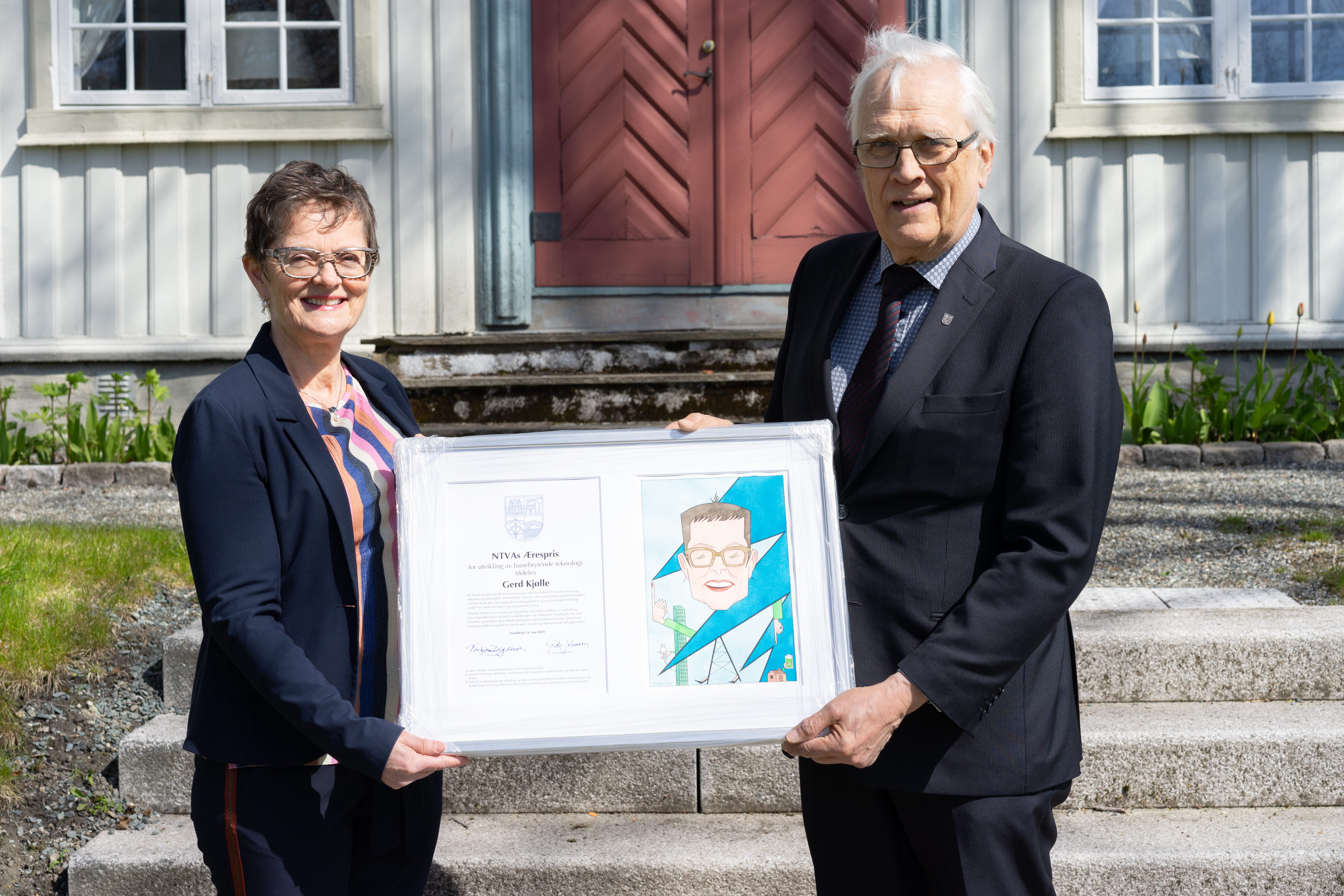 Gerd Kjølle receives NTVA's honorary award for her smart grid research