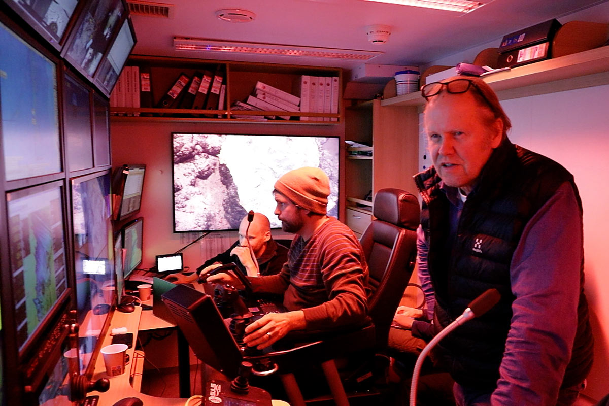 Spenning i ROV-kontrollrommet mens ROV-en nærmer seg søylene. Fra venstre: Frode Evensen, Jonas Broberg (begge fra ROV-teamet) og toktleder Rolf Birger Pedersen.