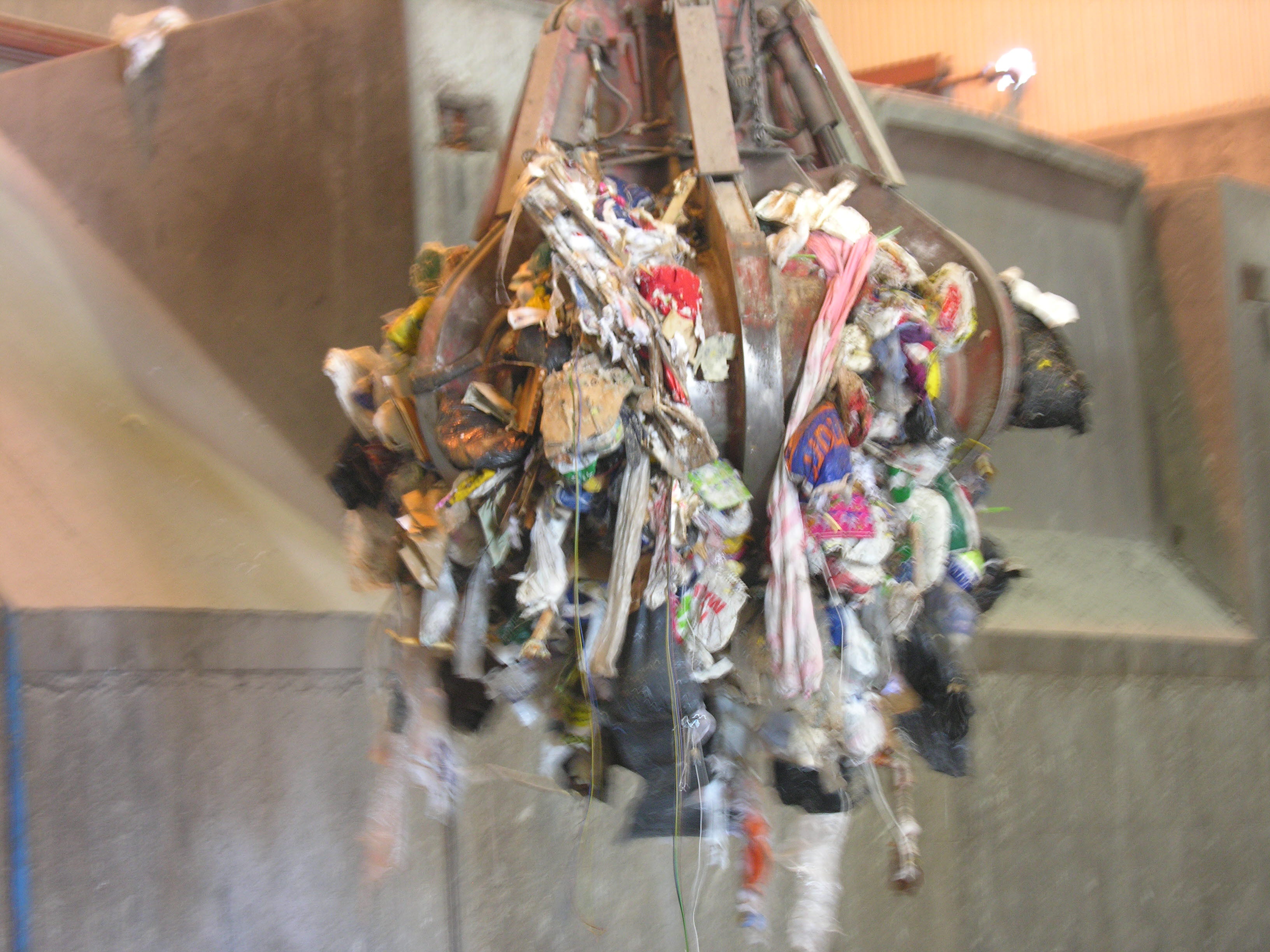 Heimdal varmesentral, avfall og forbrenning - utendørsbilder og detaljer i brennkammer