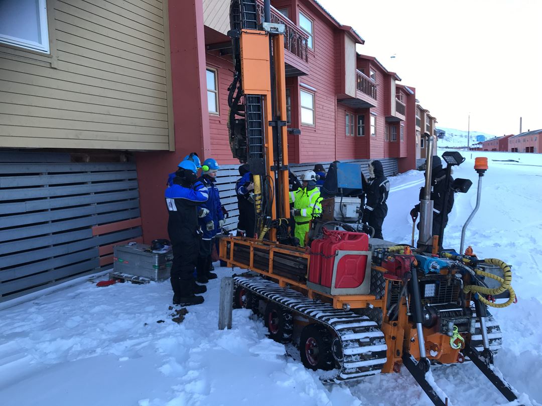Longyearbyen: Her gjennomføres grunnundersøkelser og installasjon av termistorstreng for å måle temperaturutvikling i permafrosten. 