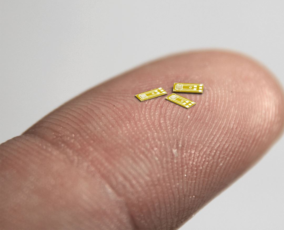 Tre mikrochiper på en finger