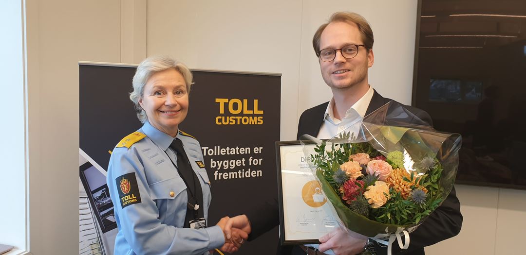  Regiondirektør i Tolletetaen Åse Berge overrakte blomster og diplom og takket Simen Kristoffersen for innsatsen.