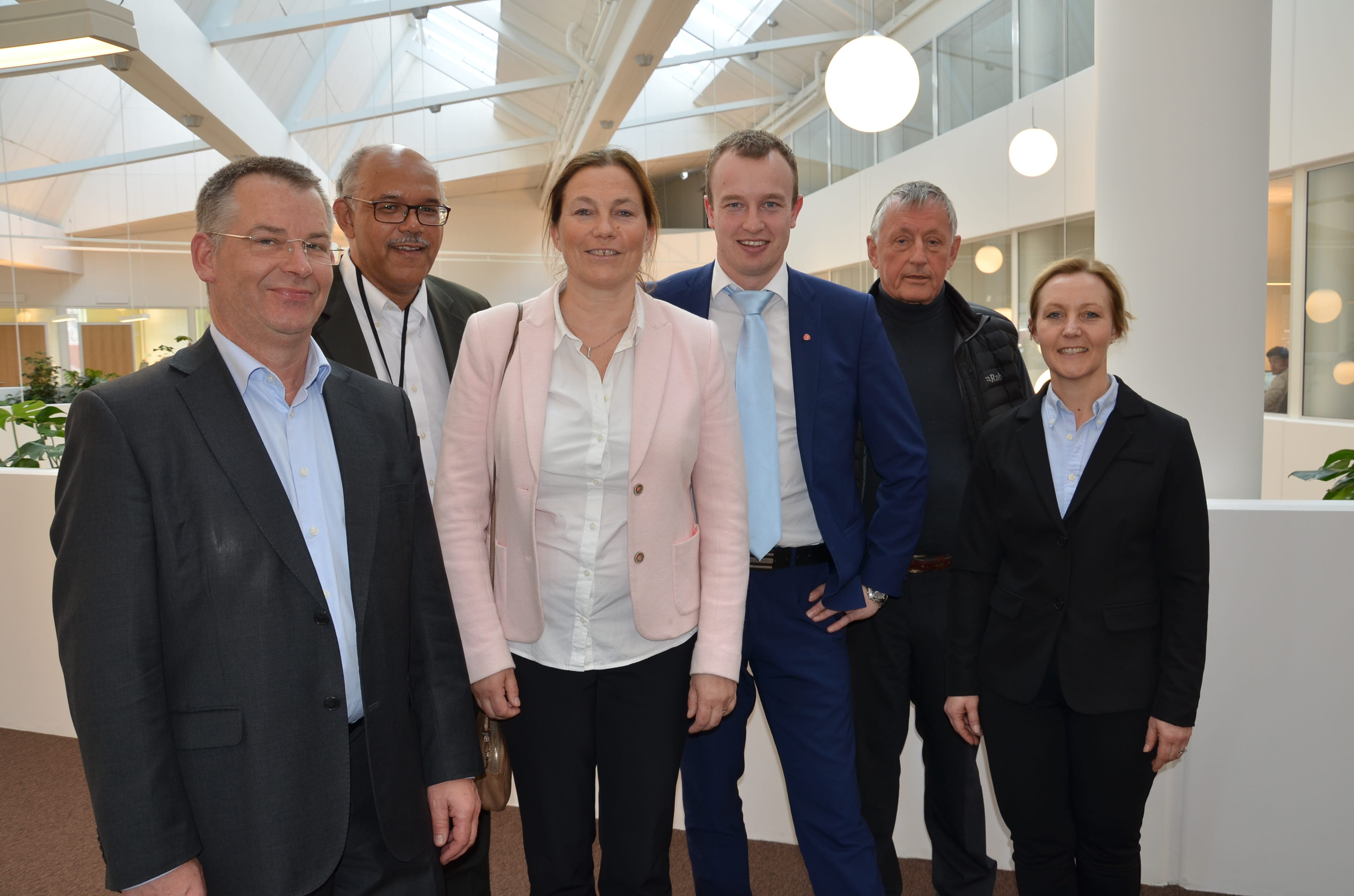 Fra venstre: adm. dir i Tel-Tek Klaus Schöffel, forskningsdirektør i SINTEF Duncan Akporiaye, konsernsjef i SINTEF Alexandra Bech Gjørv, fylkesordfører i Telemark fylkeskommune Sven Tore Løkslid, styreleder i Tel-Tek Frank Ellingsen og Helene Naper, NHO Telemark.