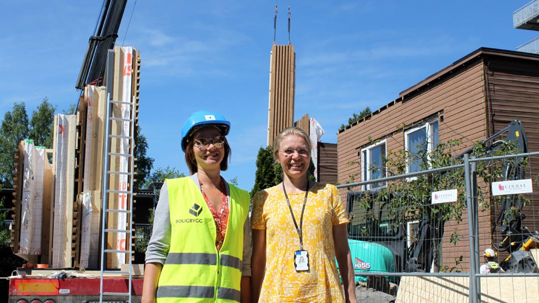 Vera Lukina, (tv) prosjektleder hos Boligbygg, og seniorforsker Kari Thunshelle i Sintef på byggeplassen på Haugerud