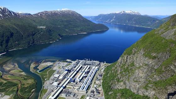 Effective handling of bulk solids with focus on reduction of erosion and scale formation