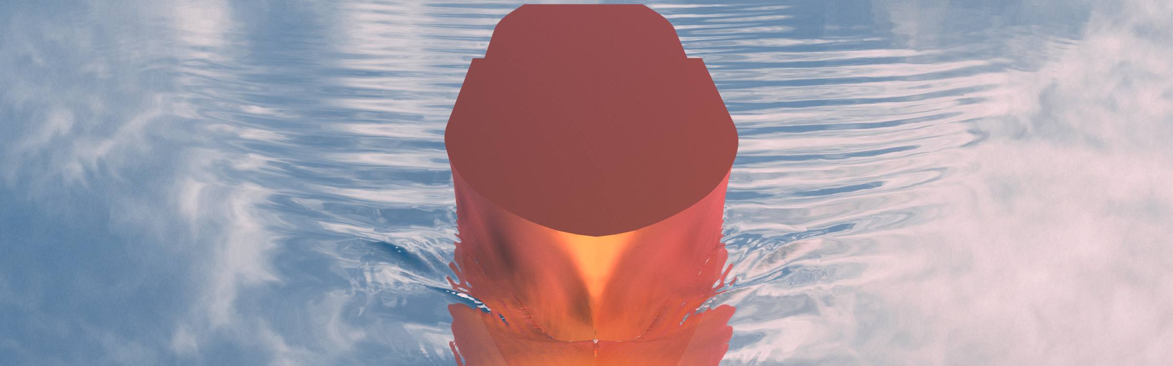 Oransj modell av båt på stille vann.