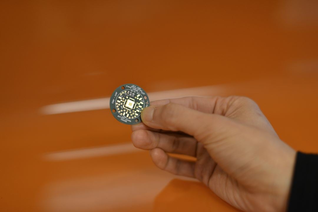 En hånd holder en liten sensor