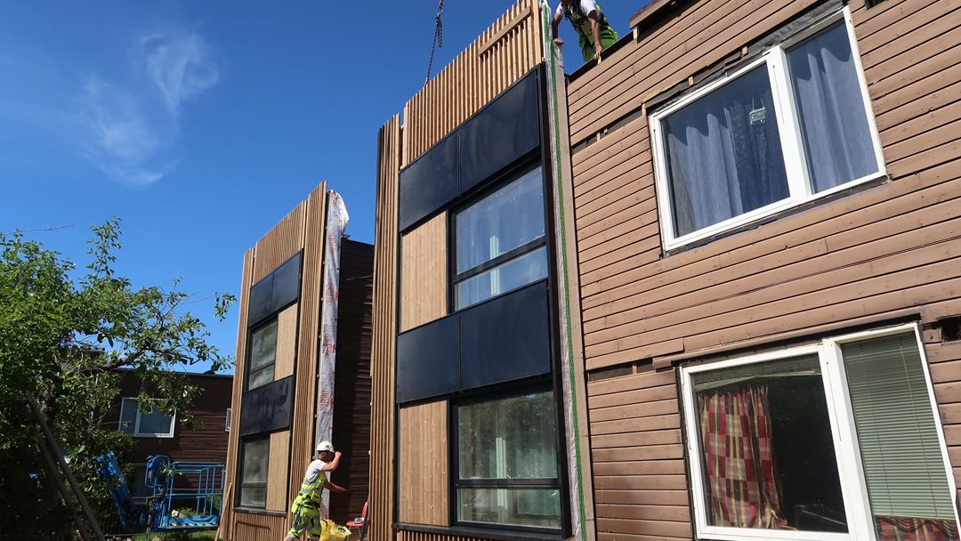 Her heises et prefabrikkert fasadeelement med integrerte solceller på plass. I løpet av rundt noen minutter sitter elementet der det skal (Foto: Boligbygg)