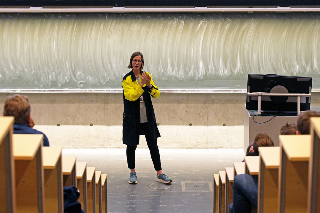 Ingrid Snustad holdt foredrag om karbonfangst og -lagring under ungdommens forskernatt 2023. 