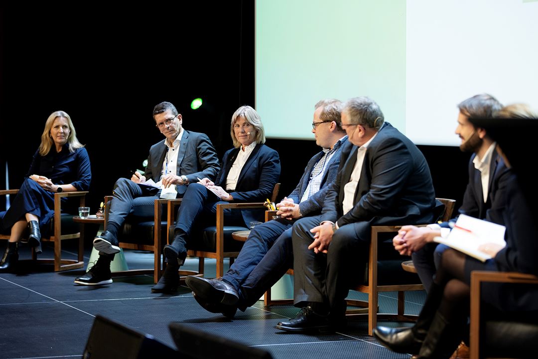 Tove Andersen i TOMRA, Geir Håøy i KONGSBERG Gruppen, Anne Marit Panengstuen i Nortura, Lars Røsæg i Yara og Lars Olav Grøvik i Tekna, samt ordstyrer og SINTEFs konsernsjef Alexandra Bech Gjørv (delvis skjult helt til høyre), fortalte næringsminister Jan Christian Vestre hva han bør satse på innen digitalisering. Foto: Stine Østby/SINTEF