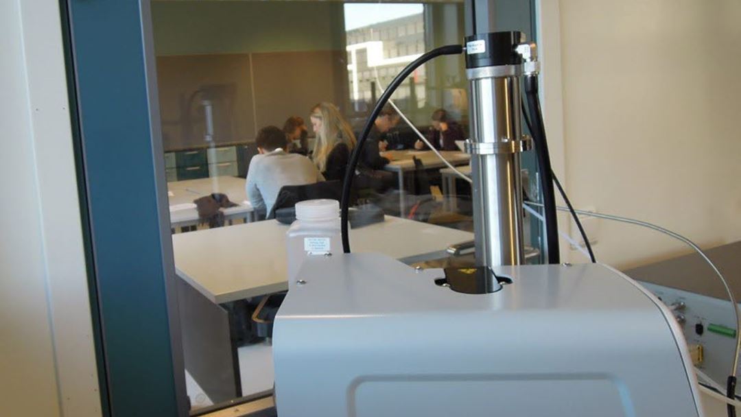 Fra grupperommet der luftforskerne har alle instrumentene sine, kan de se inn på de frivillige studentene som deltar i BEST VENT-prosjektet. Mens studentene jobber, måles blant annet partiklene i lufta ved hjelp av et spektrometer. (Foto: NILU)