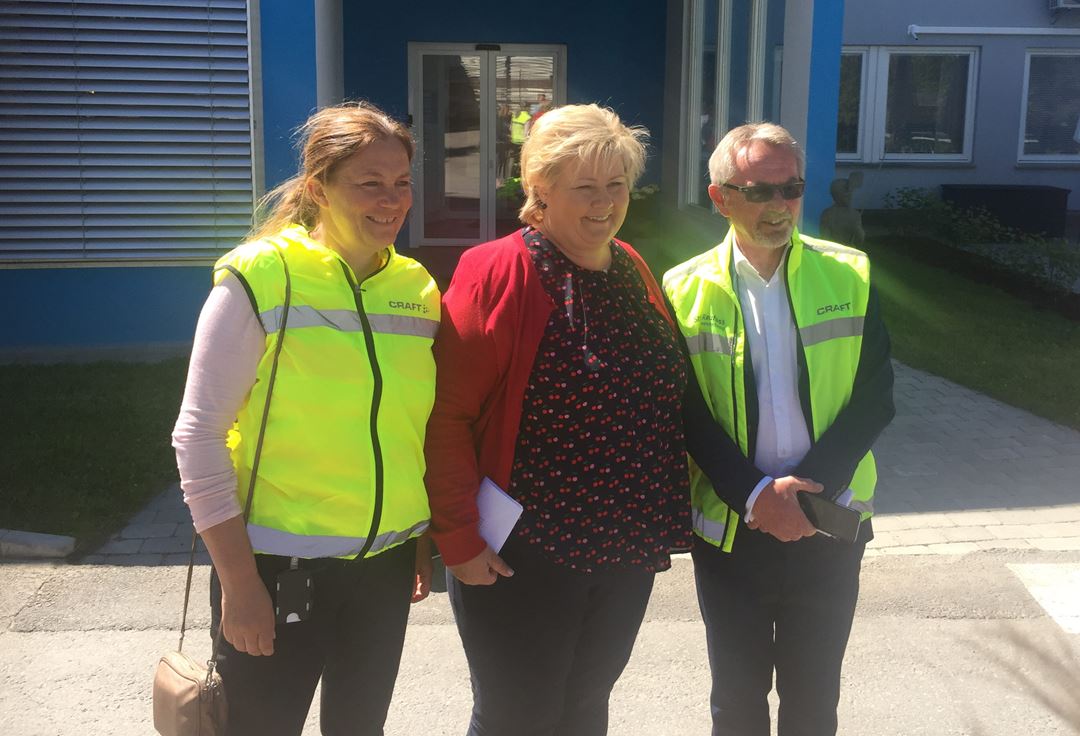 På fredag tok Alexandra Bech Gjørv, konsernsjef i SINTEF, og Svein Terje Strandlie, administrerende direktør i SINTEF Raufoss Manufacturing, imot statsministeren på Raufoss. Foto: SINTEF Raufoss Manufacturing