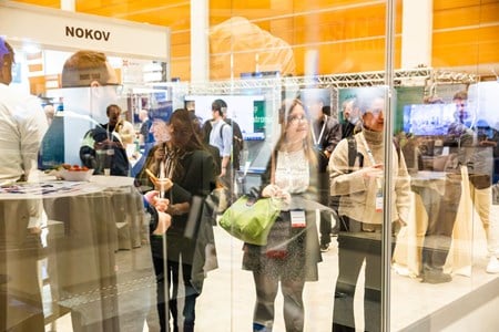 Mennesker som ser på utstilling