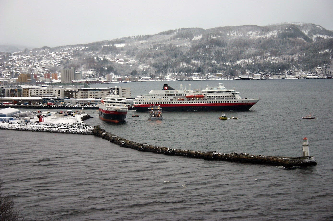 Skip liggende i havn