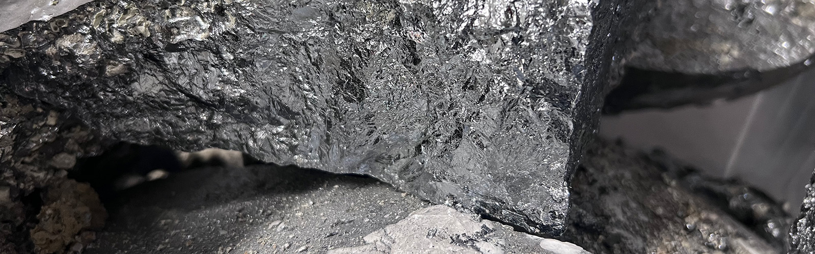 Silisium, material used in semiconductors.
