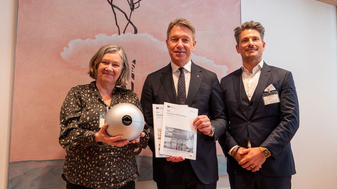 Energiministeren fikk overrakt rapportene fra Eva Falleth, områdedirektør i Forskningsrådet og fikk demonstrert sensorteknologien fra administrerende direktør i Heimdall Power, Jørgen Festervoll