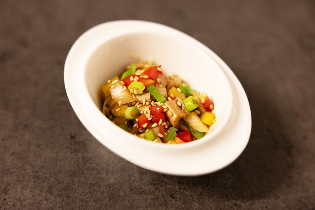 Tallerken med wok med slimål