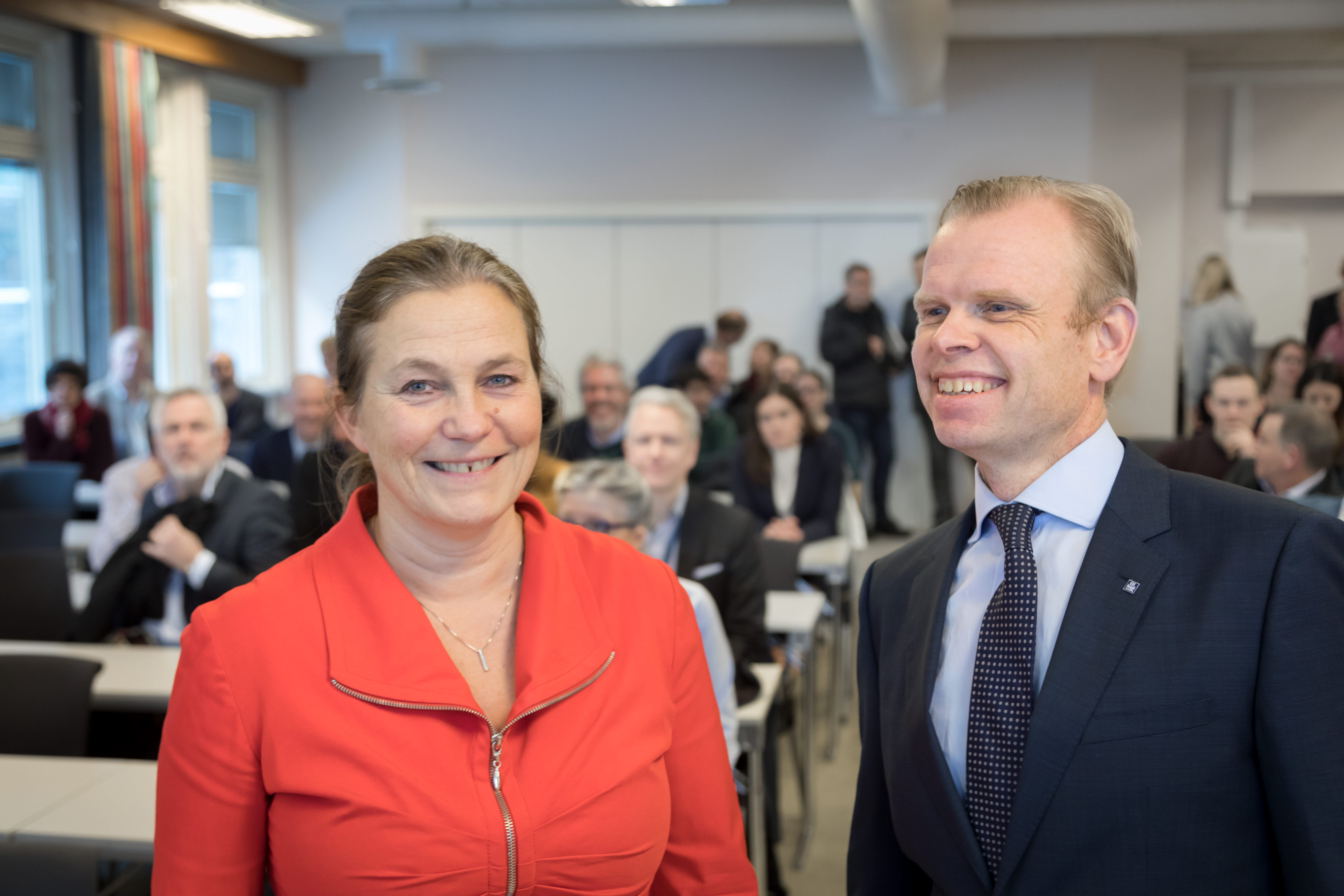 Konsernsjefene Alexandra Bech Gjørv i SINTEF og Svein Tore Holsether i Yara har her akkurat innviet de to selskapenes felles innovasjonshub, foran et stort antall interesserte publikummere på Gløshaugen i Trondheim. Foto: Thor Nielsen / SINTEF