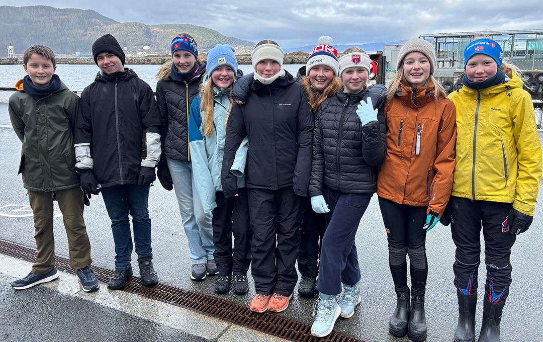 Syvendeklassinger som fikk kjøre droner.