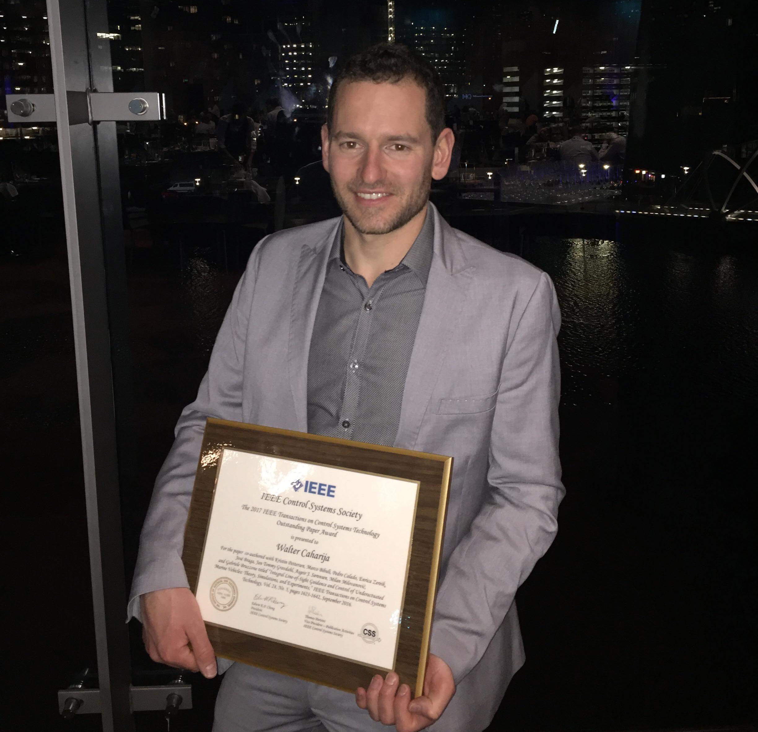 Walter Caharija avbildet med diplomen for beste artikkel. 