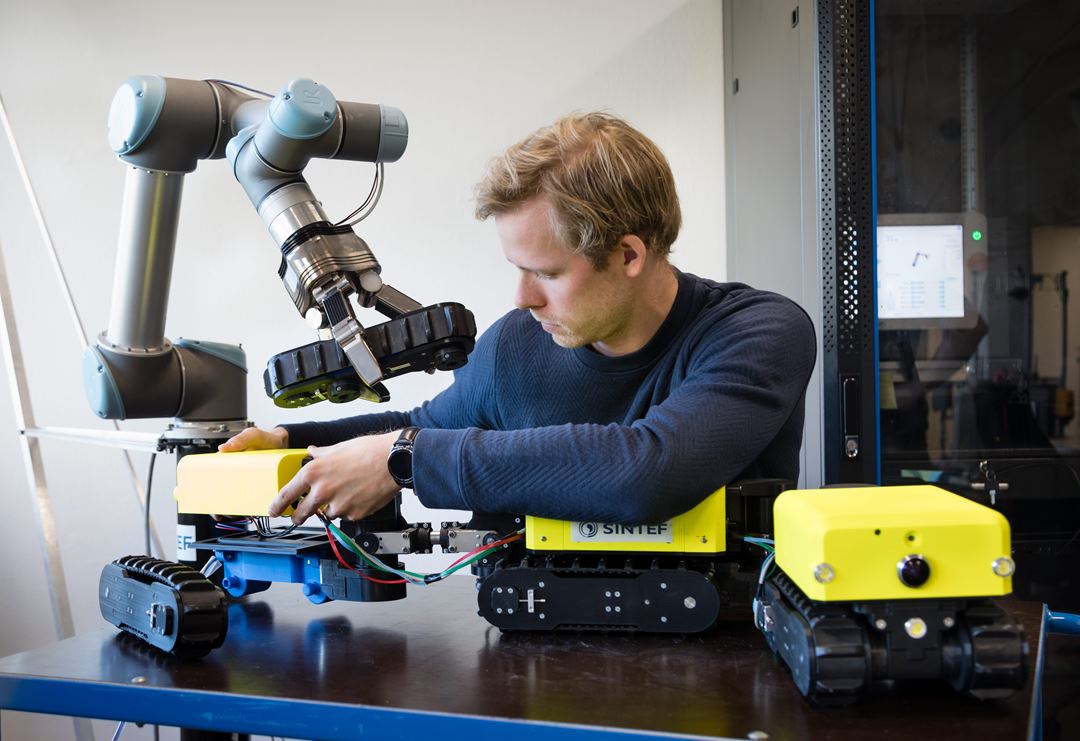 I prosjektet "Robot Interaction and Motion Compensation" skal man blant annet se på samarbeid mellom menneske og robot. Bilde: SINTEF / Thor Nielsen